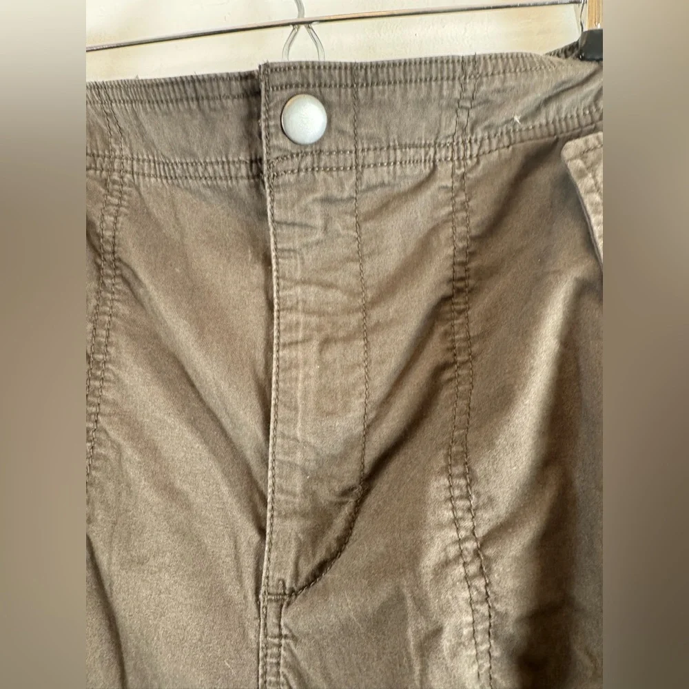 Abercrombie and Fitch Women’s cargo pants size Small - Picture 9 of 11